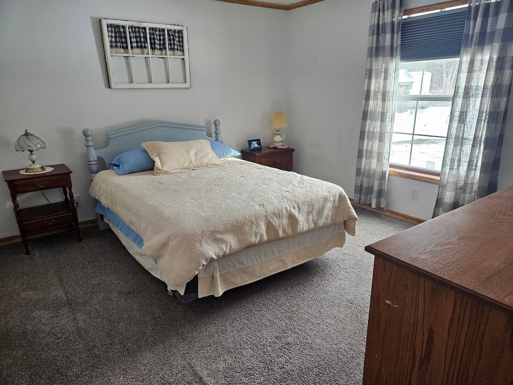 Master Bedroom - Queen Bed